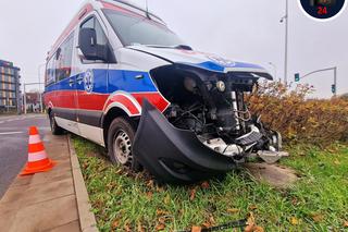 Zderzenie karetki z osobowym nissanem na Mokotowie. Dwie osoby ranne 