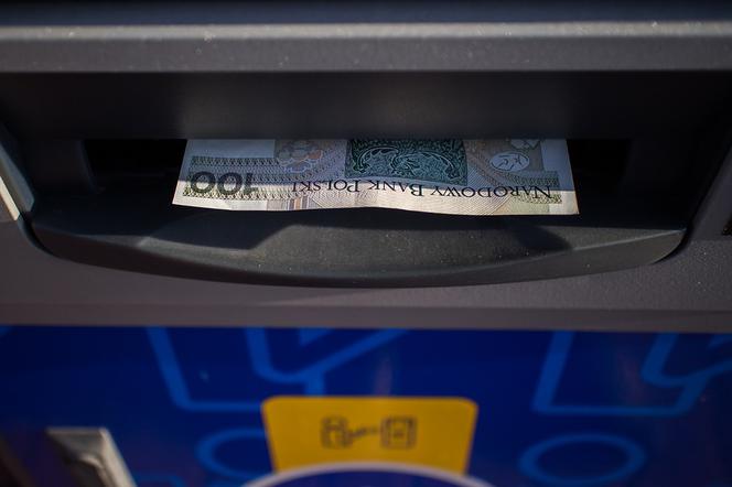 Policja szuka osób, które przywłaszczyły sobie pieniądze z bankomatu przy sklepie E.Leclerc
