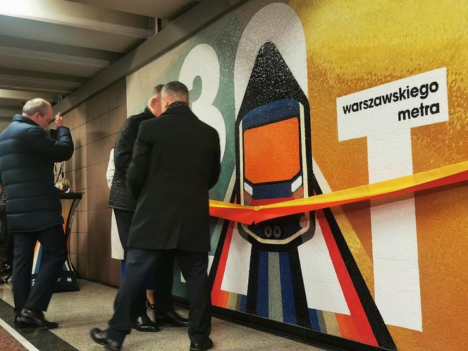 30 lat metra w Warszawie. Odsłonięcie mozaiki