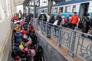 Wojna na Ukrainie. Tłumy uchodźców w Medyce i na dworcu we Lwowie