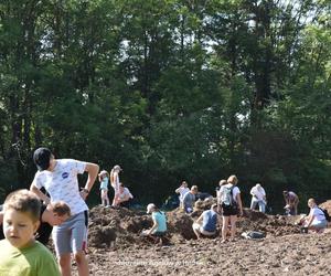 Muzeum Agatów w Rudnie zorganizowało wykopki minerałów. Zbierano je jak ziemniaki