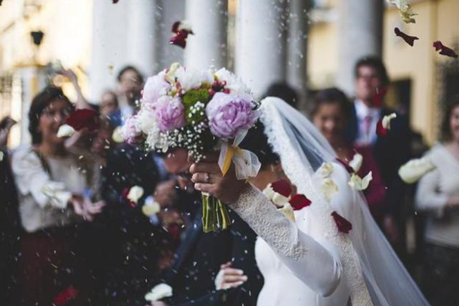 Maseczki na weselach, częste kontrole sanepidu na uroczystościach ślubnych, nowe obyczaje państwa młodych