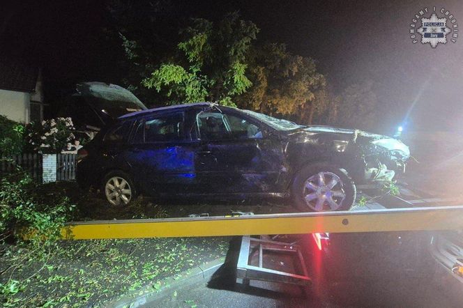 Żory. Nie zauważył ronda, bo patrzył w telefon! 18-latek dachował i cudem uniknął śmierci