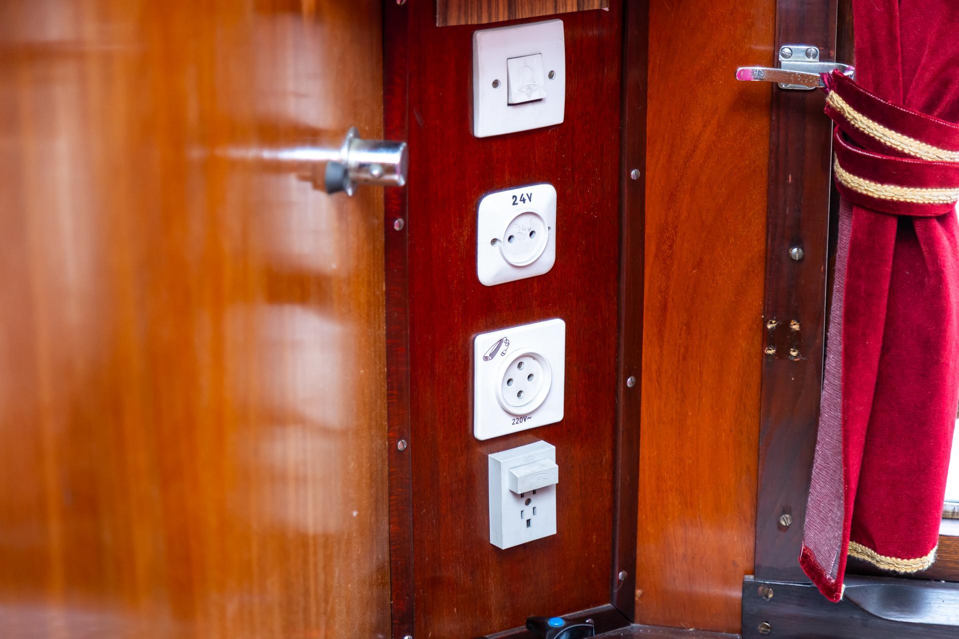 Wagon salonowy - zdjęcia. Zobacz wnętrze wagonu, którym podróżowali najważniejsi politycy z PRL-u