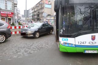 Zablokował przejazd autobusu w centrum Szczecina. Słono za to zapłaci