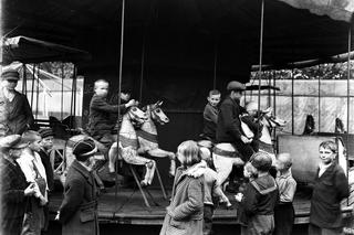 Dzieci na karuzeli w Siemianowicach Śląskich. Rok 1931