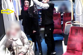 To oni okradli turystkę w tramwaju. Szuka ich policja! [WIDEO, GALERIA]
