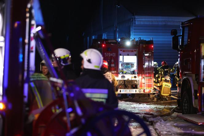 Pożar hali produkcyjnej. Na miejscu pracuje 17 zastępów straży pożarnej