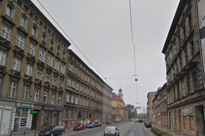 Torowisko jest wydzielone na odcinku od Krasińskiego do Krakowskiej