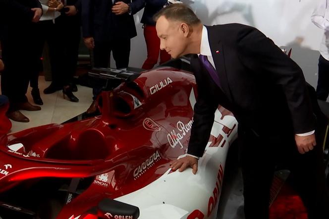Andrzej Duda przy bolidzie F1