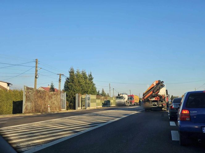 Kabel zawisł nad droga i blokował ruch