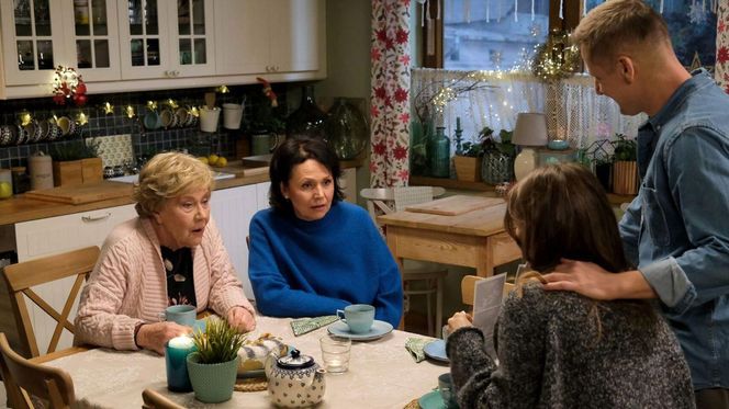 	M jak miłość odc. 1855. Paweł (Rafał Mroczek), Franka (Dominika Kachlik), Barbara (Teresa Lipowska), Marysia (Małgorzata Pieńkowska)