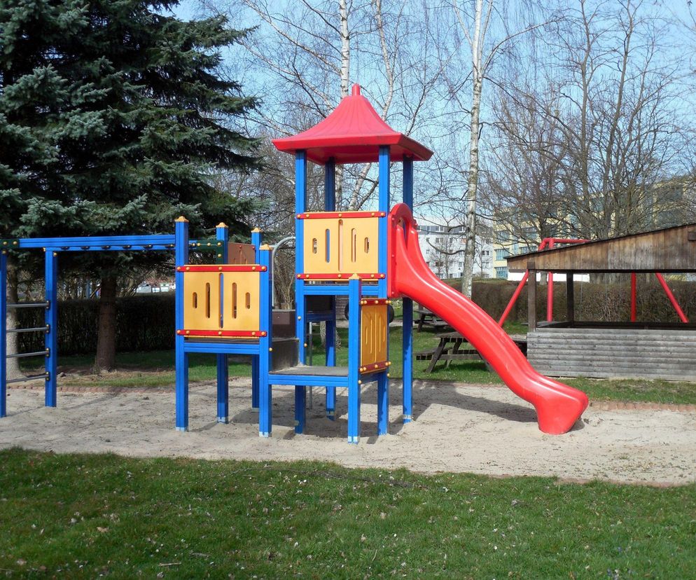 Podejrzany samochód krążył po dwóch miejscowościach. Podjeżdżał pod place zabaw