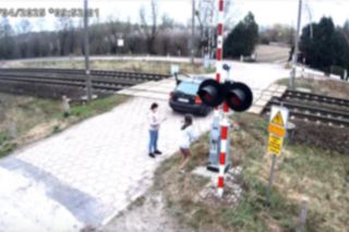 O krok od tragedii. Samochód zepsuł się im na przejeździe. LIczyły się sekundy
