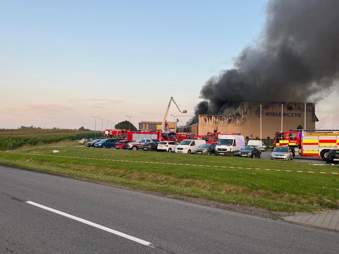 Pożar akumulatorowni na poddaszu zakładu przetwórstwa drobiu w Kawle