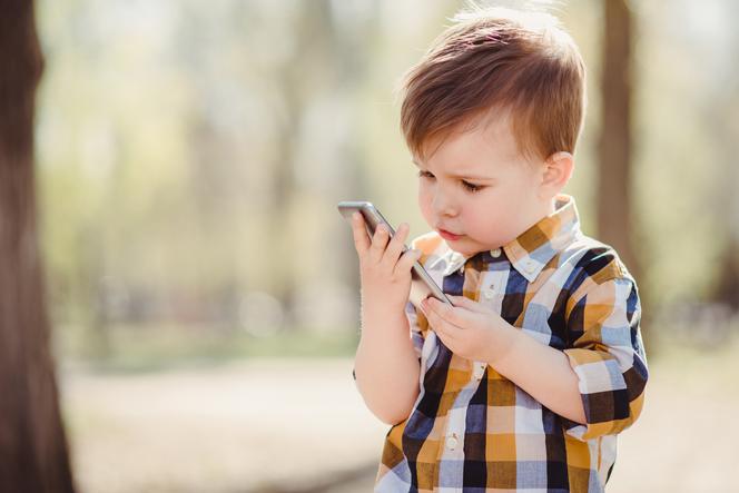 Mózgi dzieci oglądających TV i grających na smartfonach rozwijają się wolniej