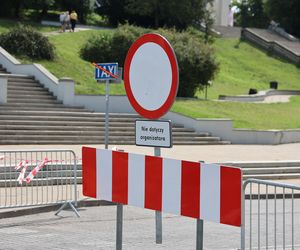 Przed sobotnim koncertem trwa budowa sceny na pl. Zamkowym w Lublinie