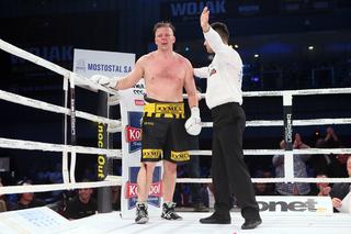 Artur Binkowski na zdjęciu z Russellem Crowem