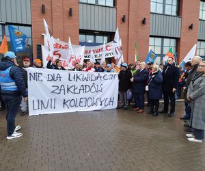 Pracownicy Zakładu Linii Kolejowych pikietowali w Siedlcach! Poparli ich siedleccy radni