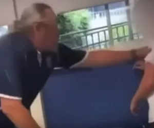 Nauczyciel pobił się z uczniami na lekcji! Dzieci rzuciły w niego stołem. WIDEO