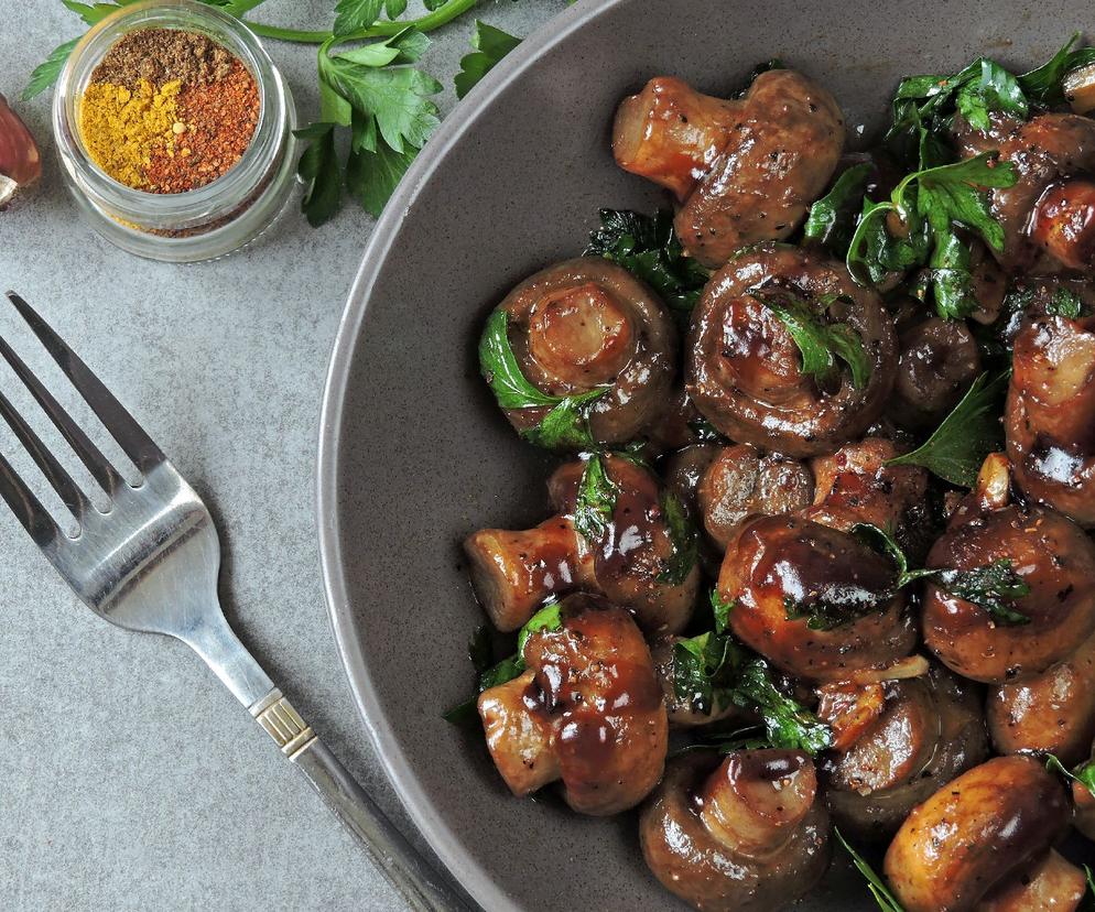 Glazurowane pieczarki - przepis na samodzielne danie albo dodatek do mięsa