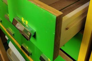 Możesz mieć biurko z biblioteki za 10 zł. Marzysz o szafce katalogowej, takiej z szufladkami? Taka okazja nie zdarza się często