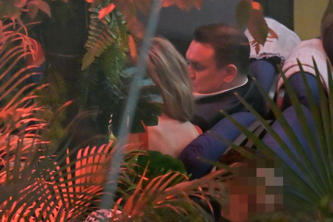 Joanna Krupa w objęciach Dominika Tarczyńskiego.