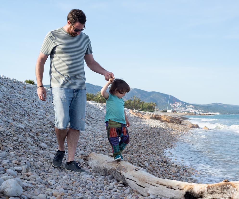 Tata z synem na plaży