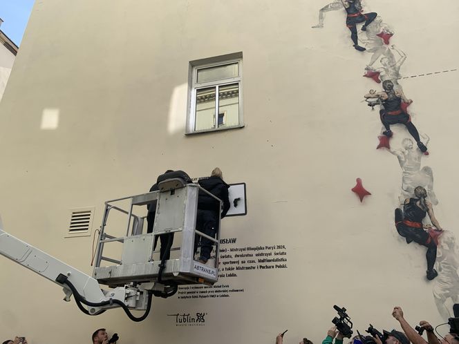 Mural z Aleksandrą Mirosław jest już zaktualizowany. Olimpijka z autorem projektu wymalowała rekord świata