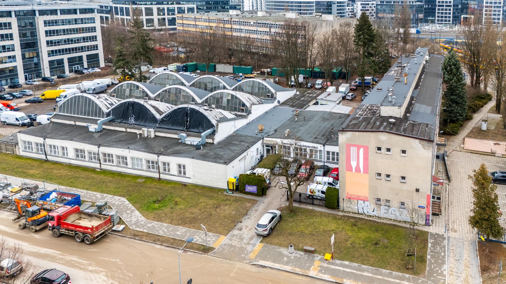 Zabytkowa hala na Suwak 4 w Warszawie