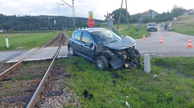 Groza na przejeździe kolejowym w Zborowicach! Auto uderzyło w nadjeżdżający pociąg
