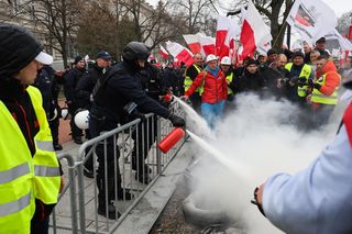 Zarzuty za rzucenie jajkiem w kostkę policjanta i za udział w zbiegowisku. UJAWNIAMY dokumenty!