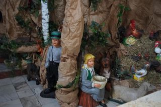 Trwa instalowanie szopki bożonarodzeniowej Franciszkanów w Poznaniu