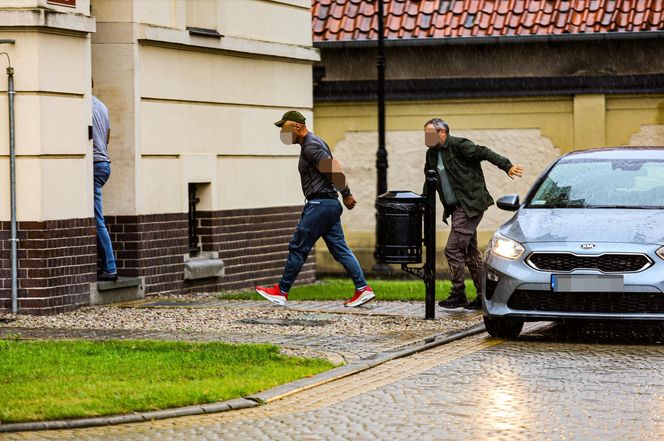 Papieros w jednej ręce, kradziona biżuteria - w drugiej. Beztroski złodziej w rękach policji