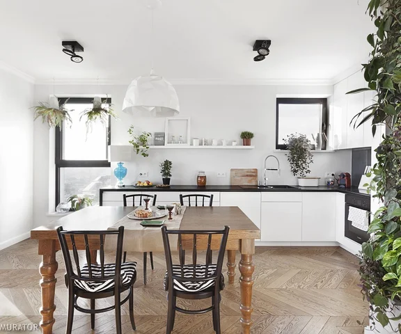 Marzyli, by ich dom wyglądał jak mieszkanie po babci. Stół na 12 osób, ściana z roślin i parkiet z Hajnówki