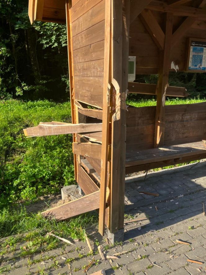Wandale zniszczyli drewniane przystanki autobusowe