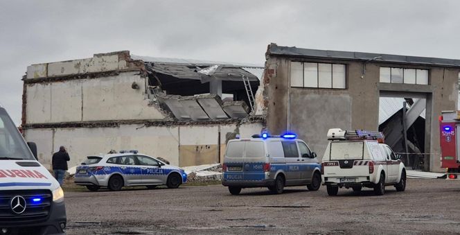 Trwa akcja ratownicza na terenie dawnej zajezdni PKS w Mławie