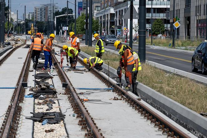 Niedziela i 30-stopniowy upał. Robotnicy w pocie czoła pracują na budowie tramwaju do Wilanowa 