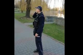 Policjanci interweniowali wobec mężczyzny, który przechodził przez park. Zobaczcie nagranie ze Skałki w Świętochłowicach [WIDEO]