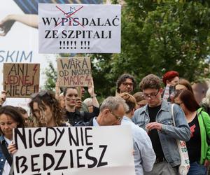Ani jednej więcej. W Katowicach protestowali po śmierci Doroty. Macie klauzulę, nie macie sumienia