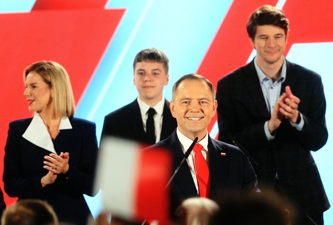 Marta Nawrocka na spacerze z córką i mężem