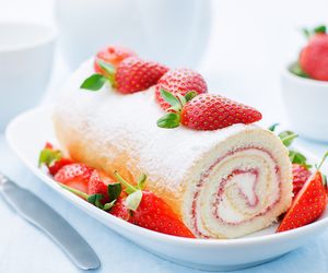 Rolada biszkoptowa z kremem twarożkowym i truskawkami