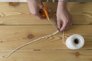 Instrukcja wykonania ze sznurka piórka boho – krok 1.