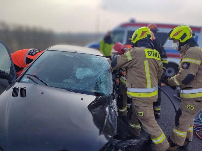 Dobrąg. Wypadek na DK 16. Kierująca BYŁA ZAKLESZCZONA w aucie [ZDJĘCIA]