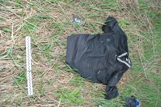 Zmumifikowane zwłoki odnalezione podczas koszenia trawy! Policja prosi o pomoc w ustaleniu tożsamości zmarłego [RYSOPIS, ZDJĘCIA]
