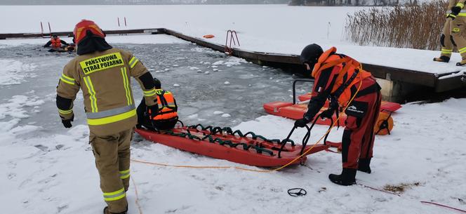 Strażacy z Drawska Pomorskiego ćwiczyli na lodzie 