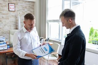 Nie umiał pływać, ale rzucił się na ratunek tonącemu chłopcu. Pan Bartosz został prawdziwym bohaterem!