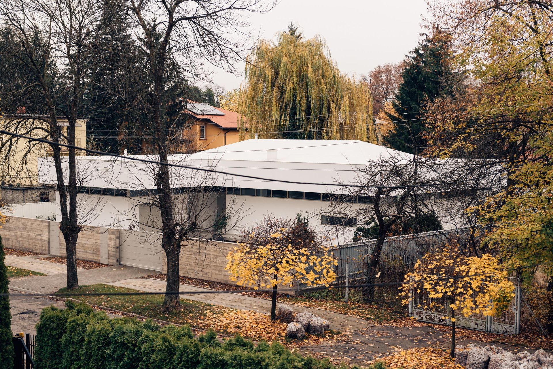 Dom z lewitującym dachem pod Warszawą. Fot. ONI Studio