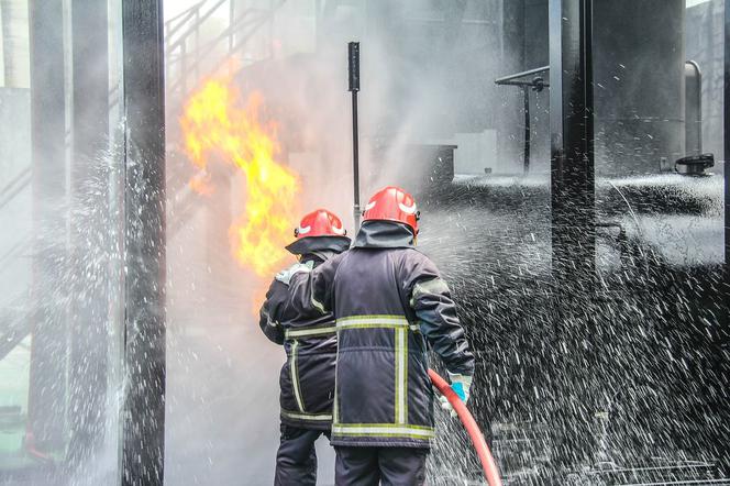 Strażacy znaleźli zwłoki w płonącym mieszkaniu