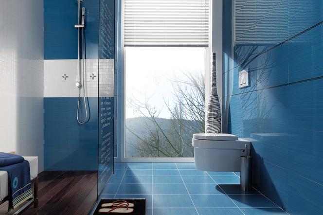 Niebieska łazienka z oknem